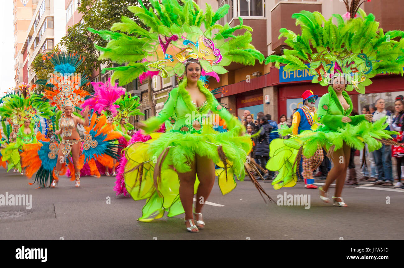 LAS PALMAS - Febrero 20: Participantes en trajes coloridos tomar parte en  el principal desfile de carnaval, 20 de febrero de 2016, en Las Palmas de  Gran Canaria, Spa Fotografía de stock - Alamy