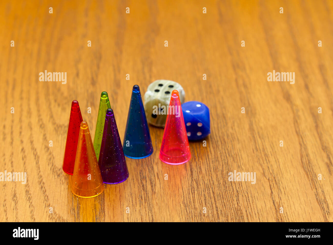 Azul, verde y rojo fichas de plástico dados y juegos de mesa para niños  Fotografía de stock - Alamy