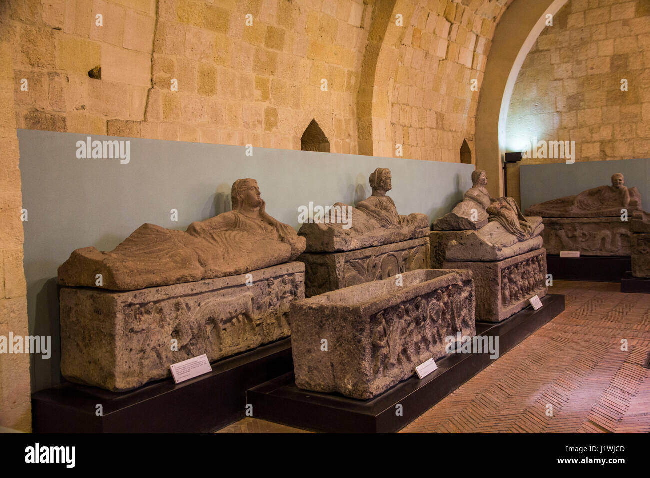 En el Museo Arqueológico Nacional de Tarquinia, los visitantes pueden examinar de cerca una espléndida colección de mármol y alabastro sarcófagos etruscos. Foto de stock