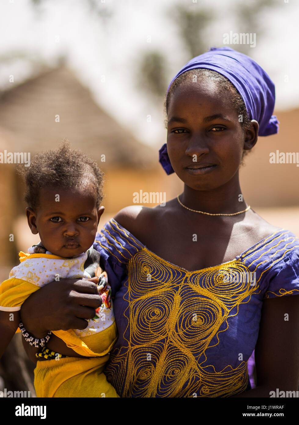 Peuls chica con un bebé de una aldea rural en Senegal Foto de stock