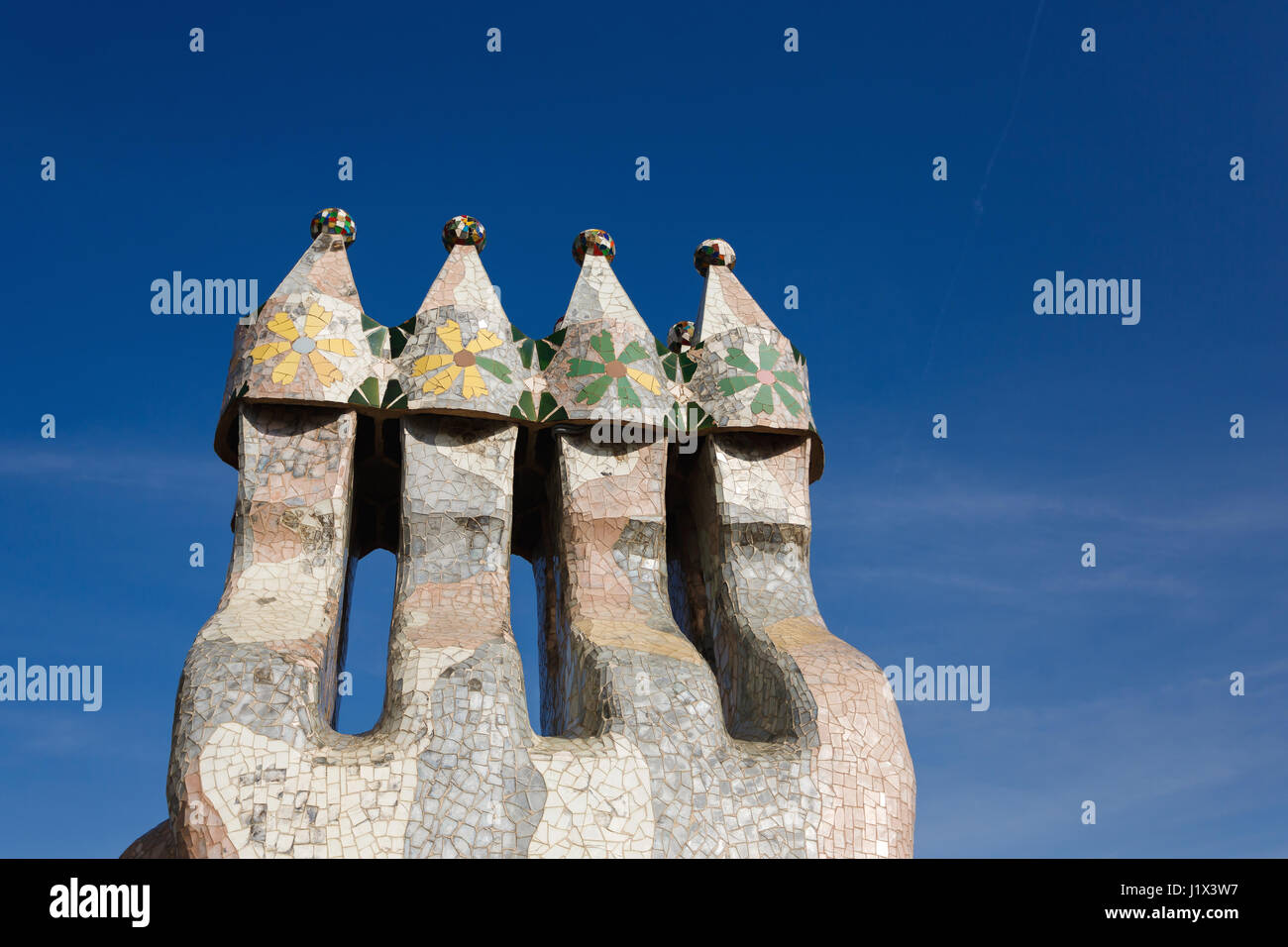 Barcelona, España - 02 de enero de 2017: La chimenea en el tejado de la Casa Batlló, la creación por el famoso arquitecto Antoni Gaudí Foto de stock