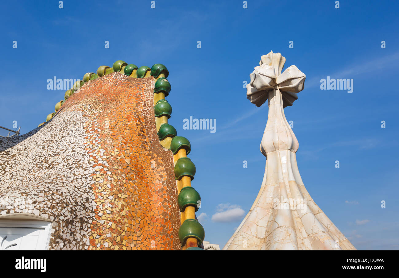 Barcelona, España - 02 de enero de 2017: La chimenea en el tejado de la Casa Batlló, la creación por el famoso arquitecto Antoni Gaudí Foto de stock