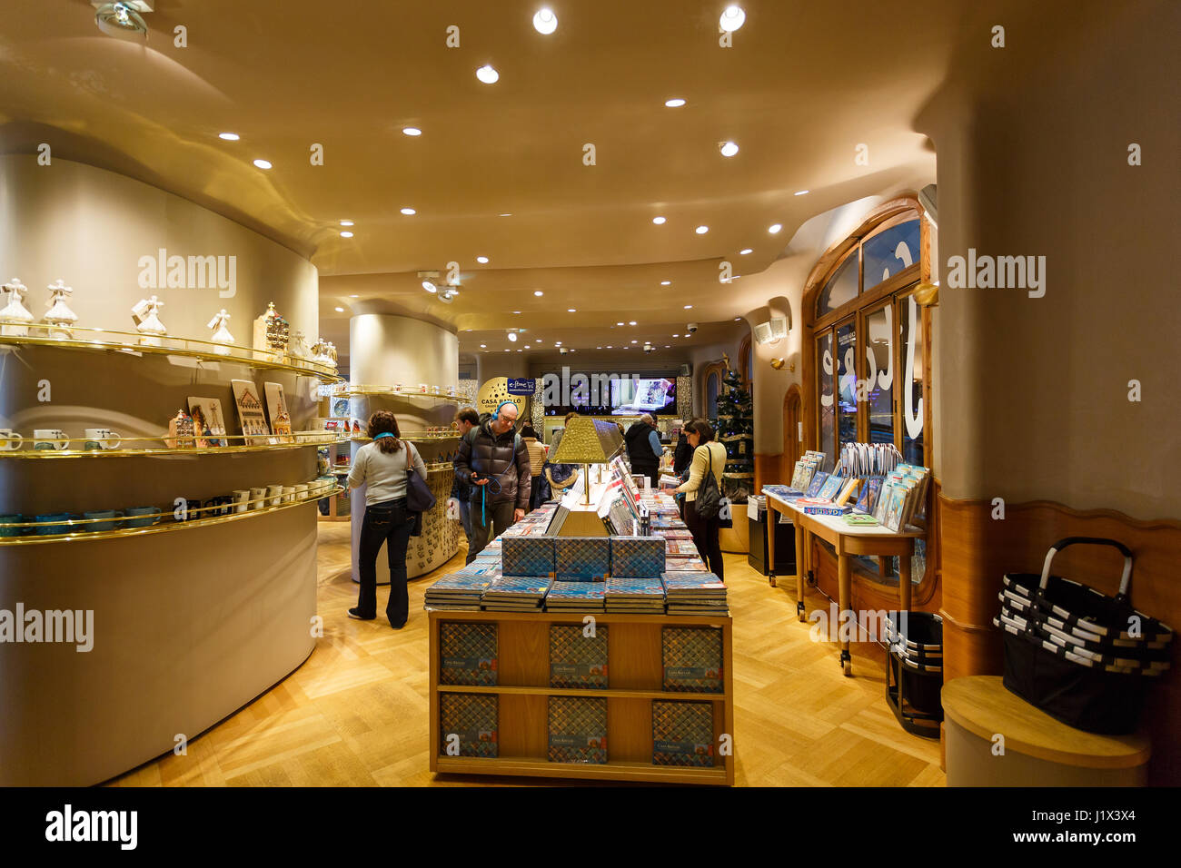 Barcelona, España - 02 de enero de 2017: La tienda en el interior de la Casa Batlló por el famoso arquitecto Antoni Gaudí, situado en el Passeig de Gràcia Calle en Barc Foto de stock