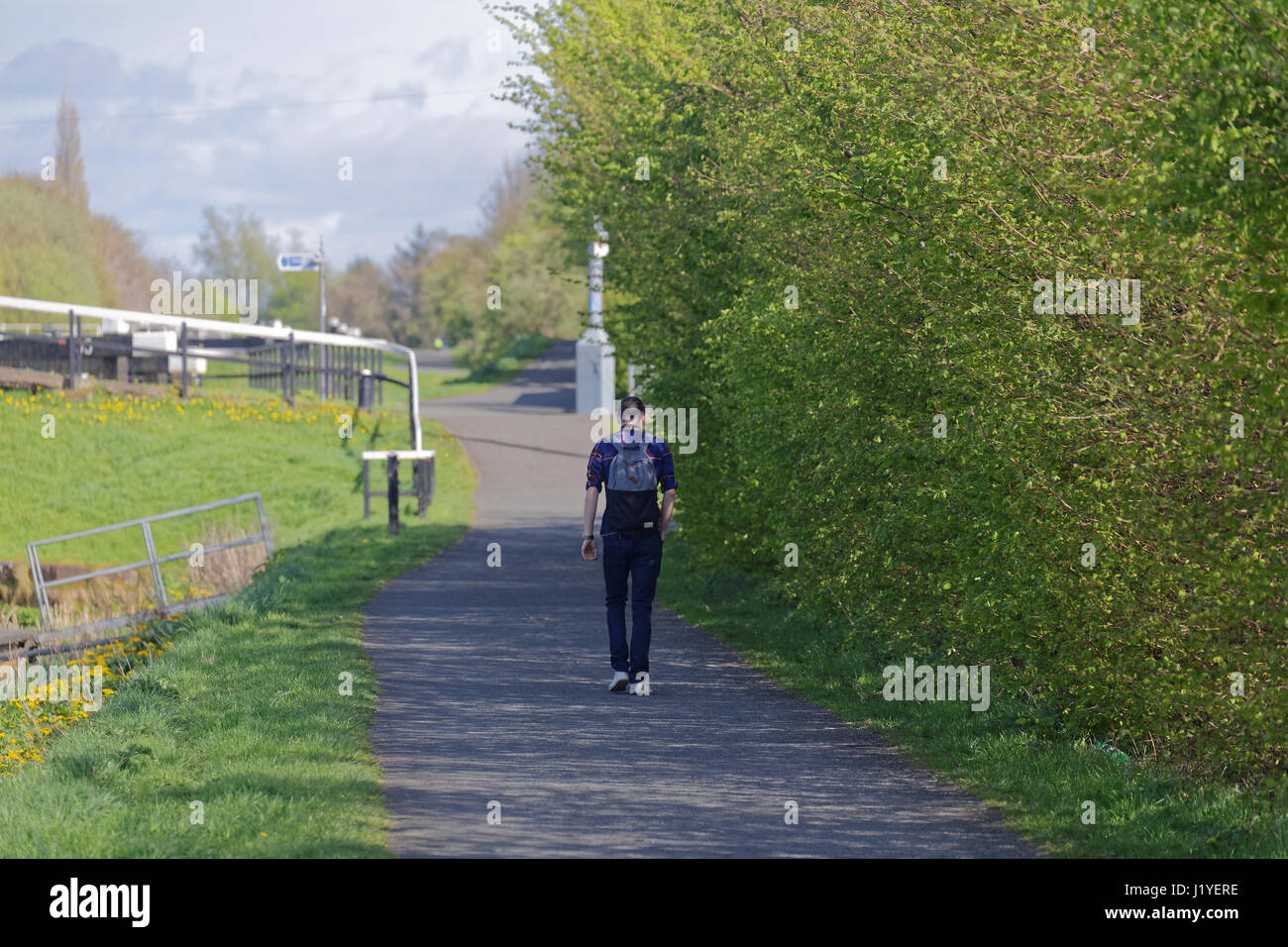 Adolescente caminando sobre el camino de sirga canalScotland Forth and Clyde Glasgow Reino Unido Foto de stock
