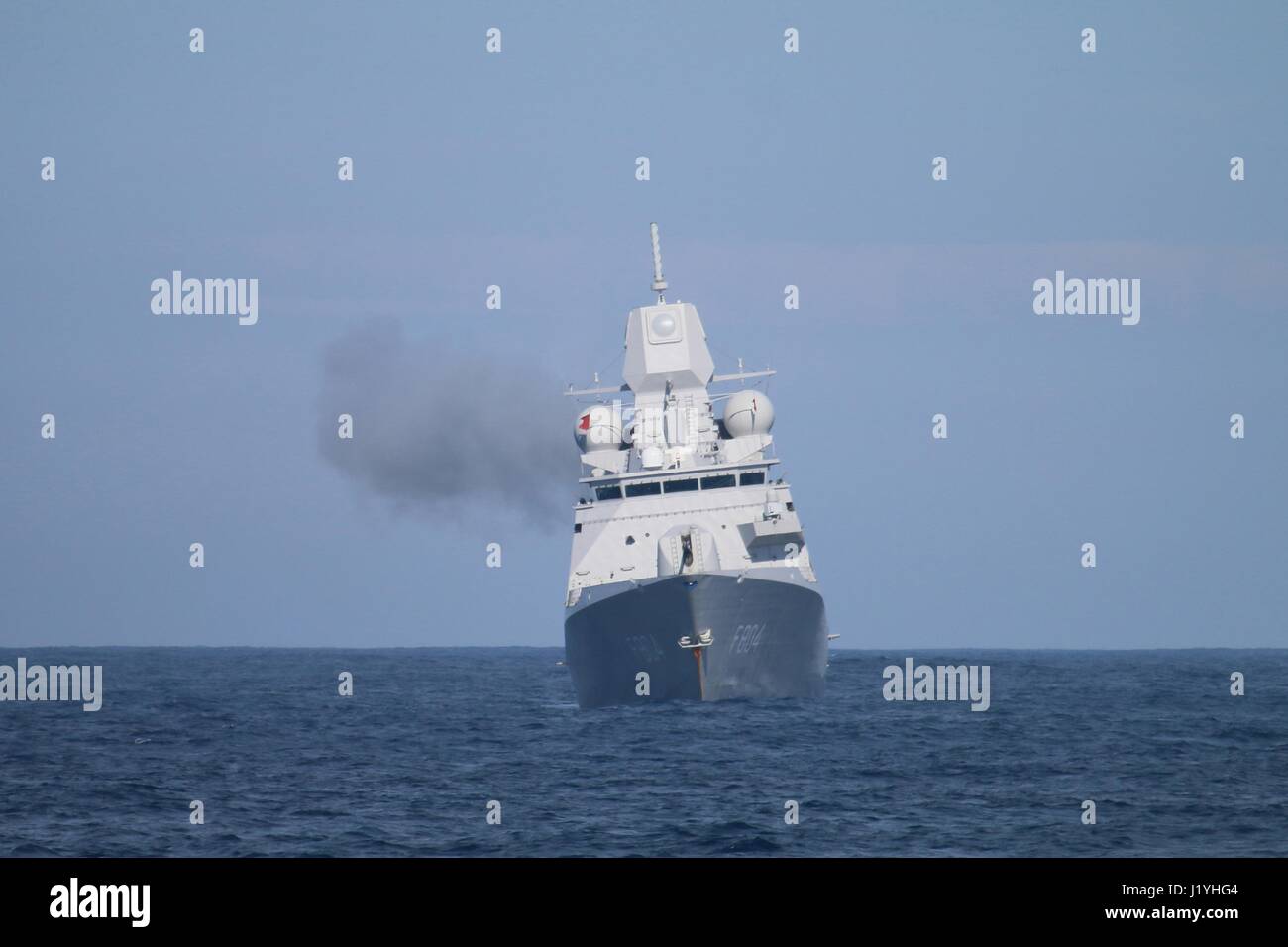 La Real Armada de los Países Bajos De Zeven Provincien fragatas clase HNLMS De Ruyter realiza un ejercicio de tiro con fuego vivo durante el guerrero conjunta el 27 de marzo de 2017 en el Océano Atlántico. (Foto por Weston Jones/US Navy via Planetpix) Foto de stock
