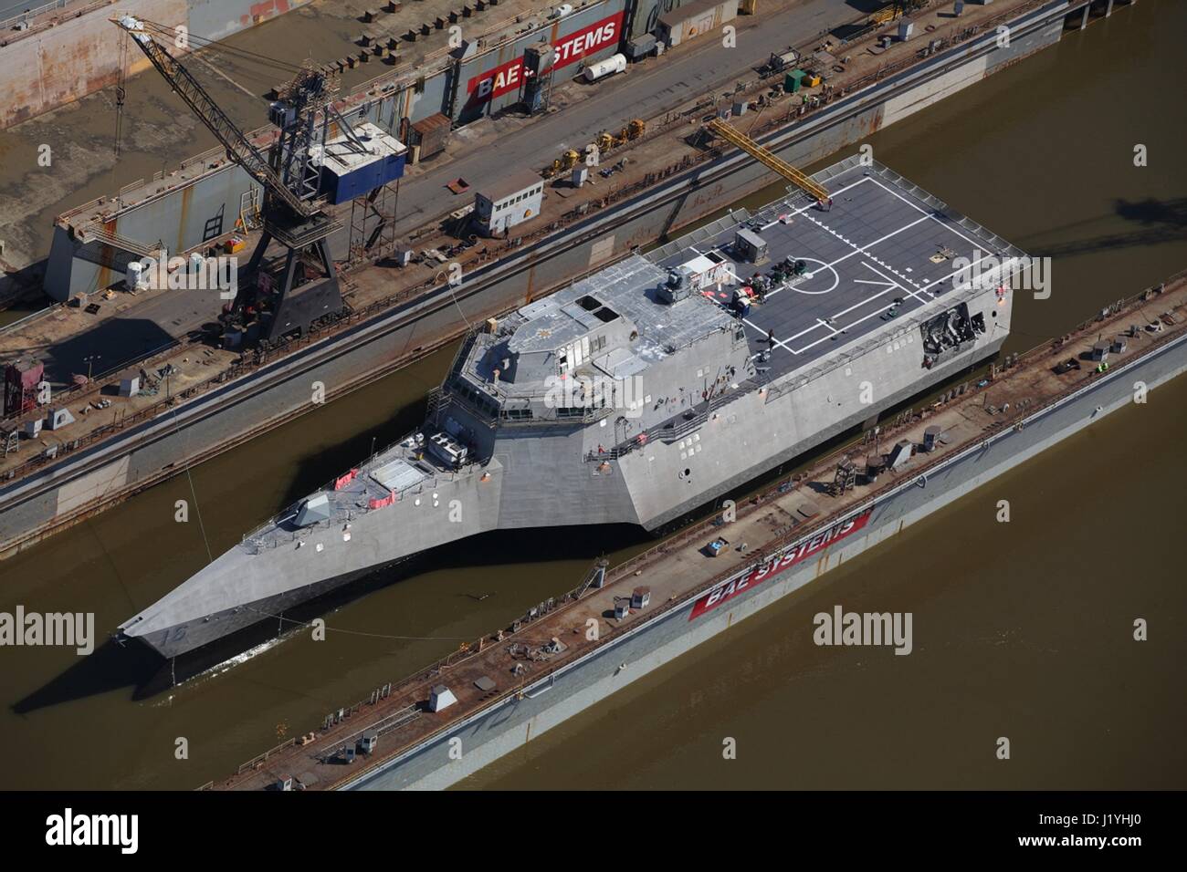 La Marina de los EE.UU. la independencia de clase de Littoral Combat Ship USS Tulsa sube de nivel con el móvil de Río como el buque de BAE Systems el dique seco inundaciones durante la etapa final de su proceso de lanzamiento de marzo 16, 2016 en Mobile, Alabama. (Foto por foto a través de la US Navy Planetpix) Foto de stock