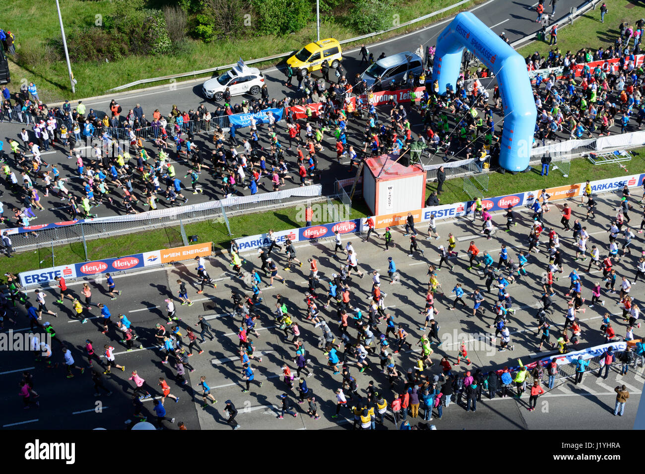 Corredores en el inicio de la Maratón de la ciudad de Viena, Wien, Viena, 22. Donaustadt, Viena, Austria Foto de stock