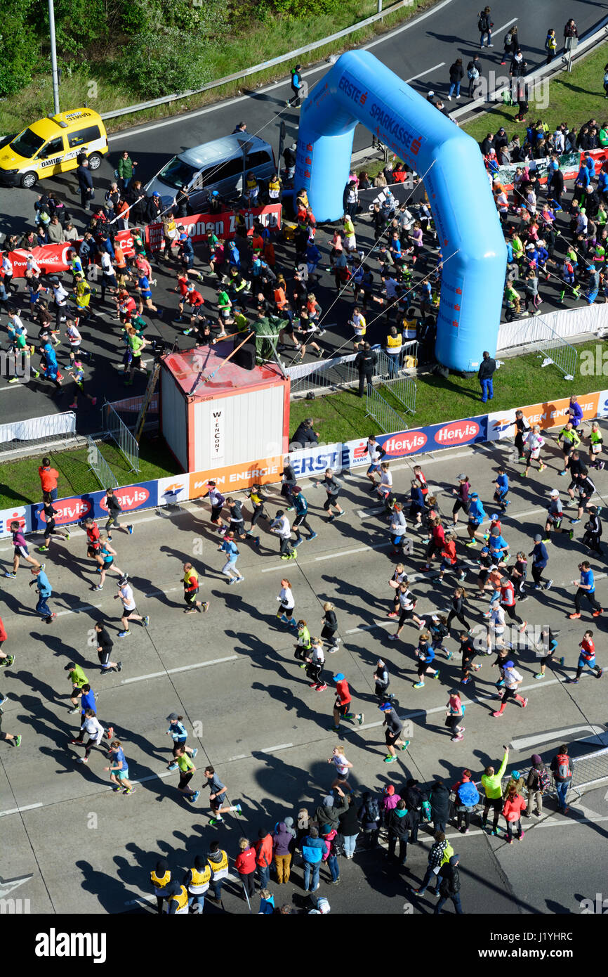 Corredores en el inicio de la Maratón de la ciudad de Viena, Wien, Viena, 22. Donaustadt, Viena, Austria Foto de stock