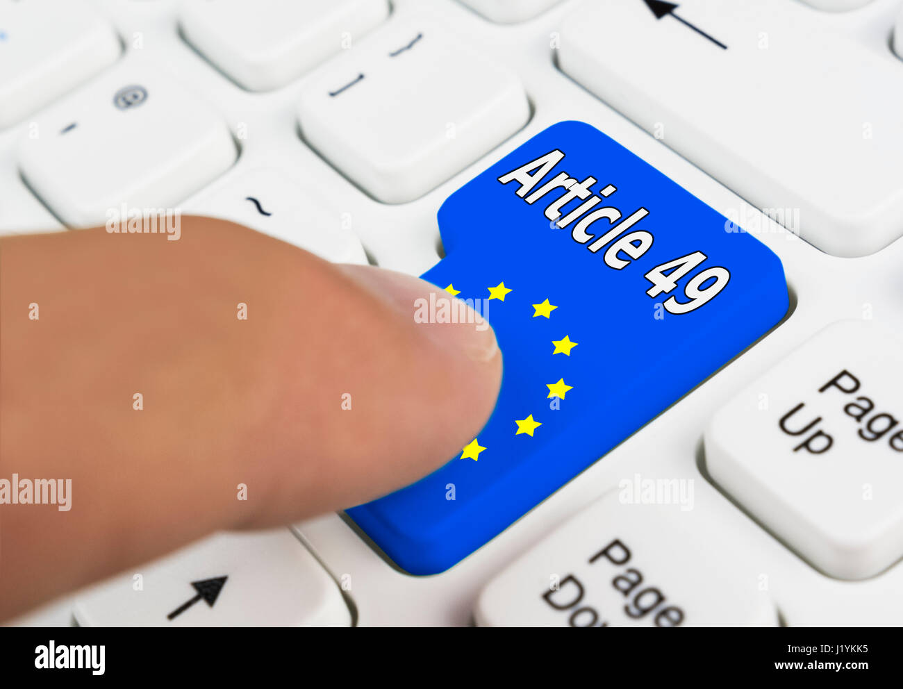 Dedo presionando un botón para invocar el Artículo 49 El artículo 49 del Tratado de Lisboa para entrar en la UE. Foto de stock