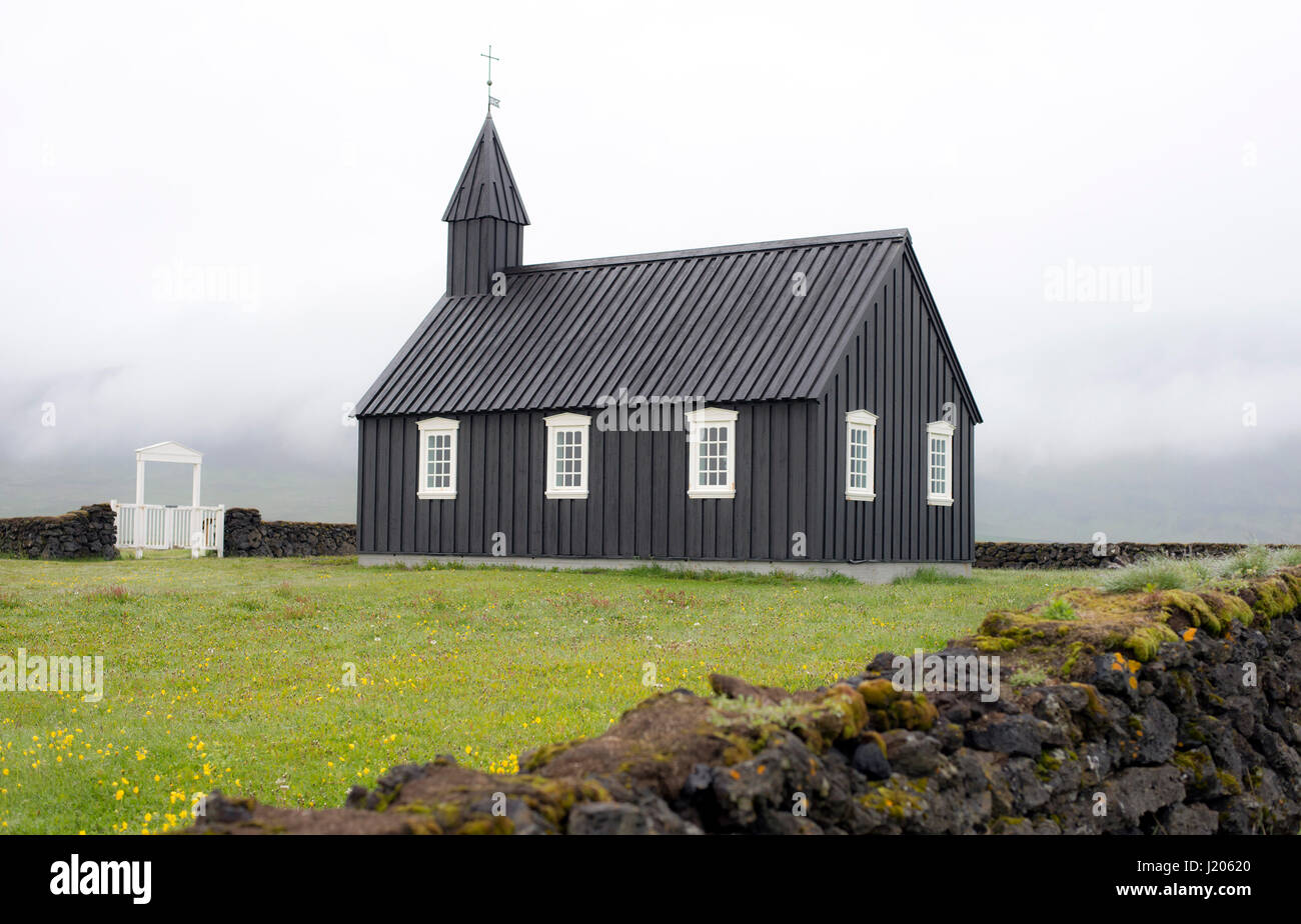 En la iglesia tradicional, Budir Budakirkja, Snaefellsnes West Peninsula Islandia Foto de stock