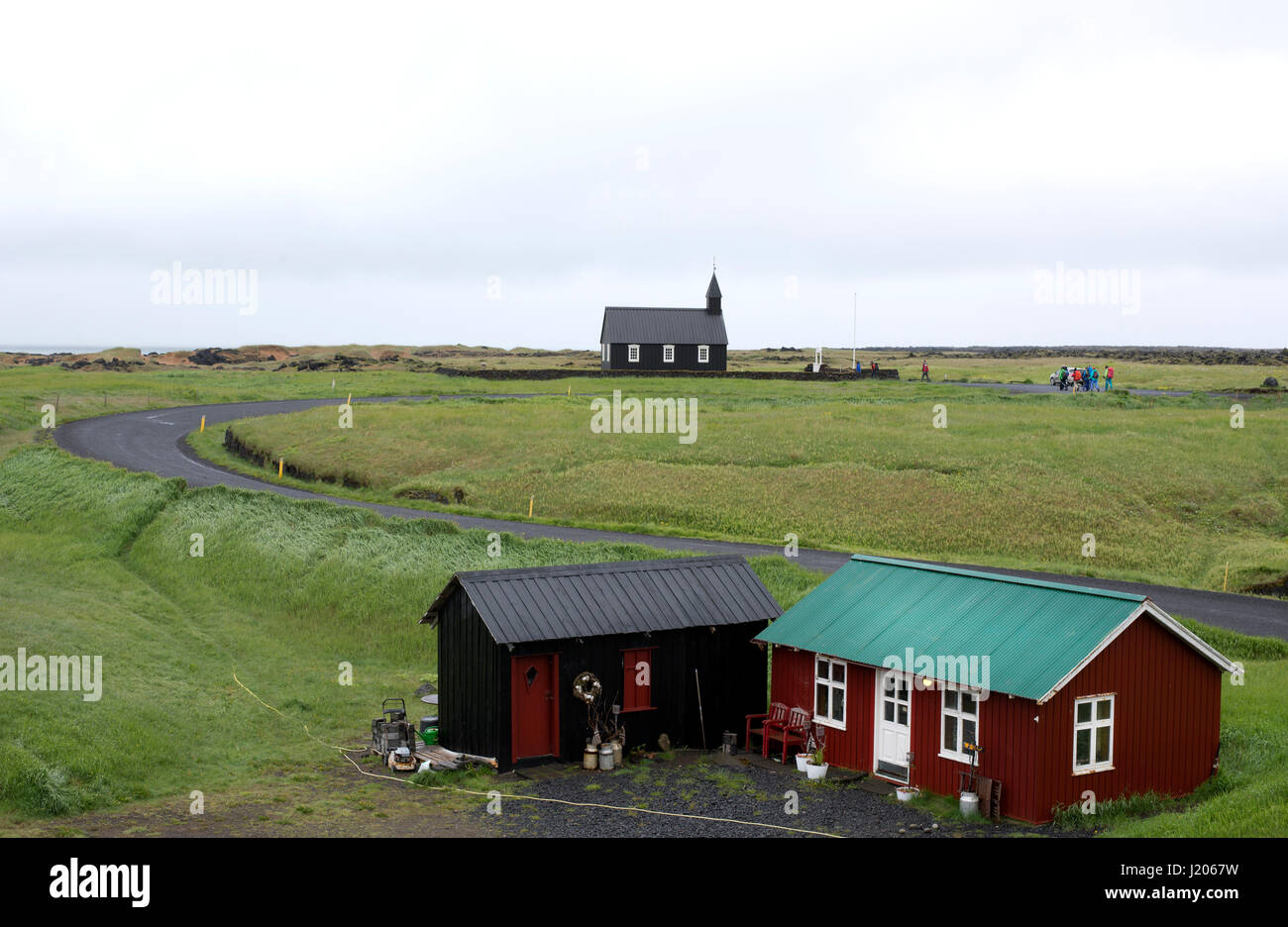 Iglesia tradicional y casas de trabajo en Budir, Budakirkja, Snaefellsnes, West Peninsula, Islandia Foto de stock