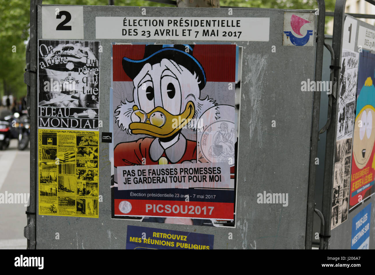 París, Francia. 22 abr, 2017. Un chiste cartel electoral ha sido puesta. Muestra Scrooge McDuck. Lee 'INo falsas promesas mantendré todo para mí" y tiene el hashtag #Scrooge2017. Si bien las campañas electorales oficiales han terminado un día antes de la elección, desfigurados cartel electoral y algunos carteles de broma todavía merodean por las calles de París. Crédito: Michael Debets/Pacific Press/Alamy Live News Foto de stock