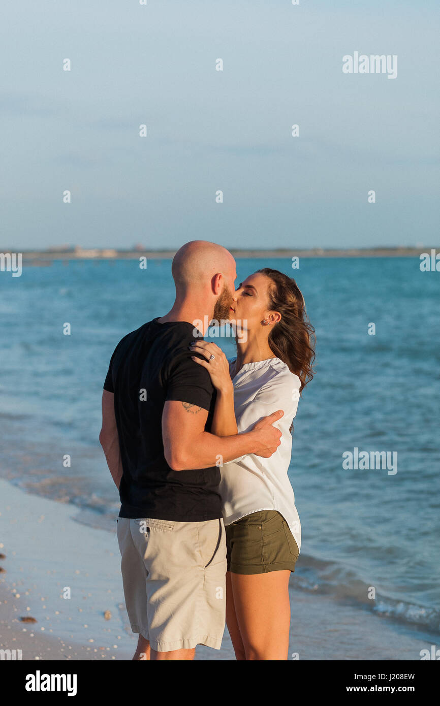 Kissing couple on beach bikini fotografías e imágenes de alta resolución - Alamy Kissing couple on beach bikini fotografías e imágenes de alta resolución - Alamy