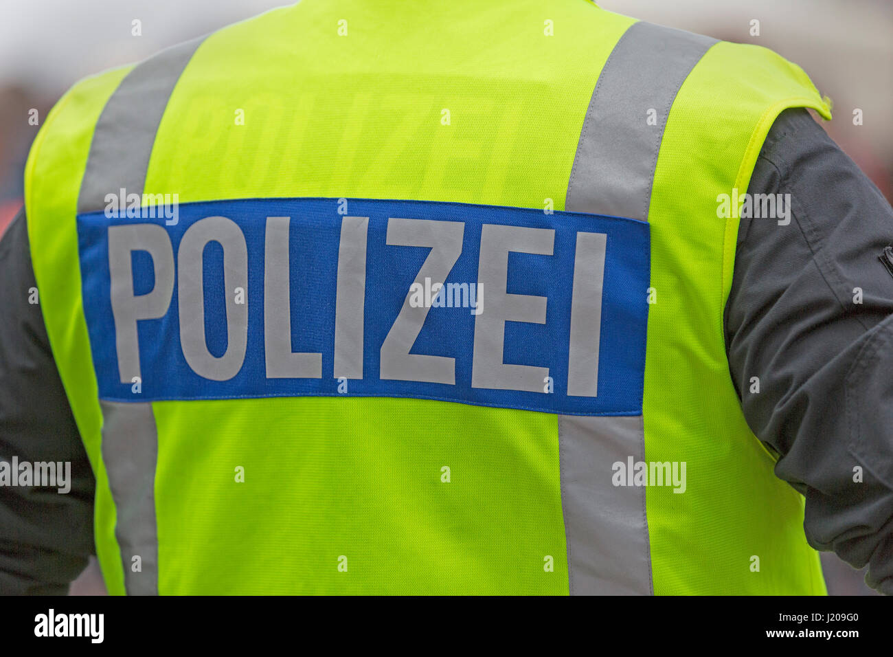 Oficial de policía con banda reflectante west inscripción policía, Hamburgo, Germà Foto de stock