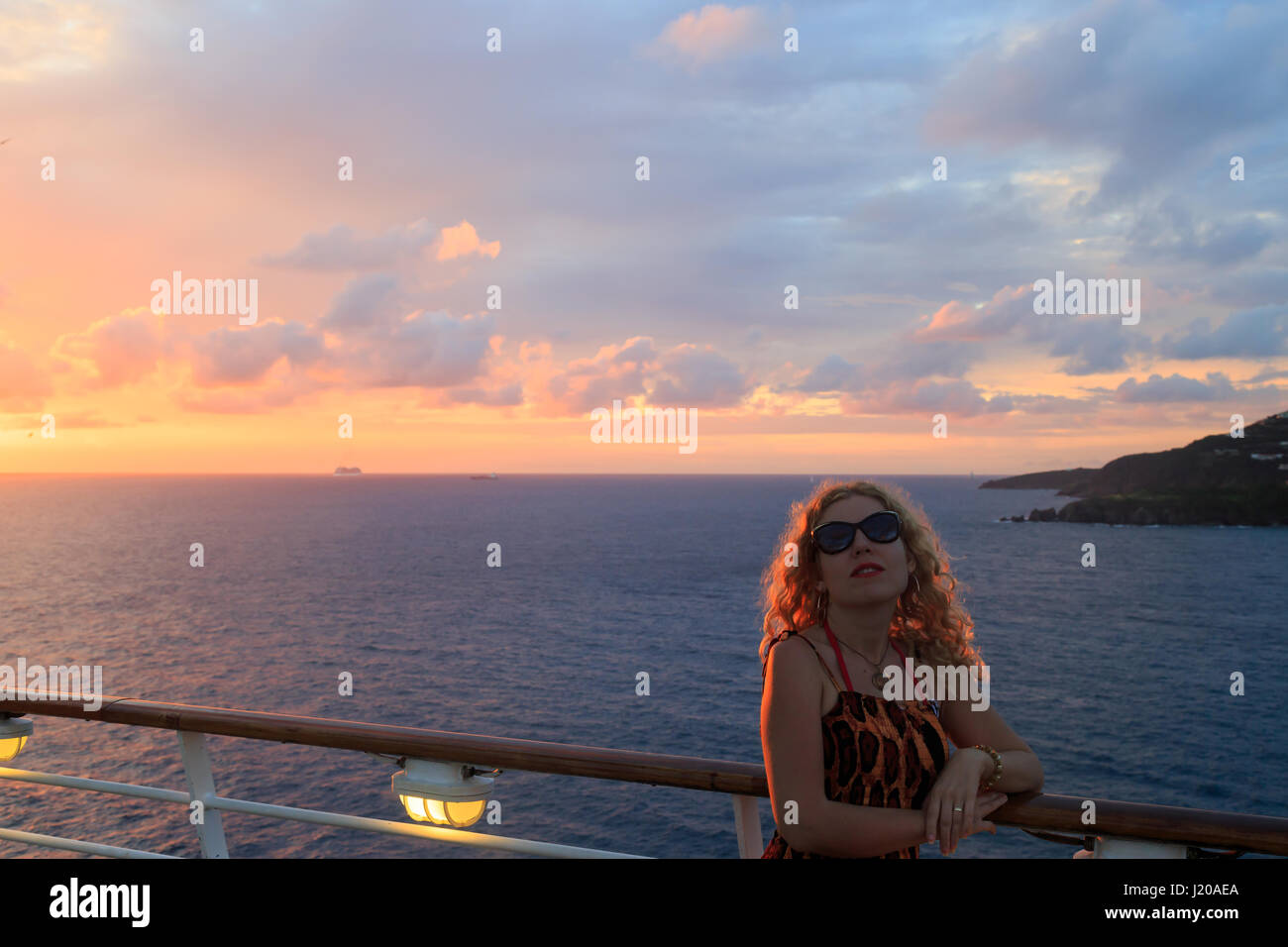 Mujer rubia con gafas de sol y vista de San Martín en el mar Caribe de  cruceros Fotografía de stock - Alamy