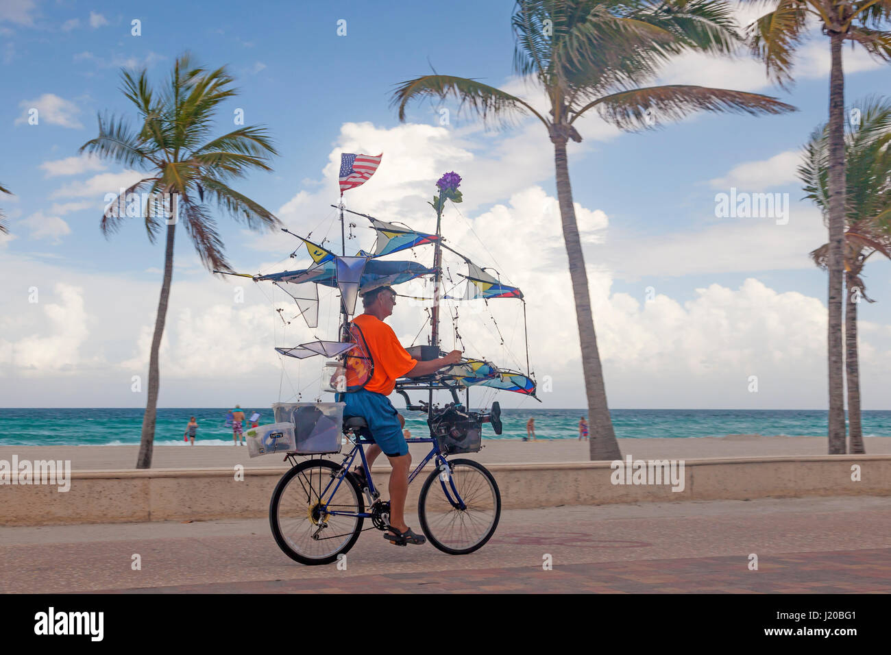 El Hollywood Beach, FL, EEUU - Marzo 23, 2017: el ciclista que aparece en el Hollywood Beach Amplio paseo. Florida, Estados Unidos Foto de stock