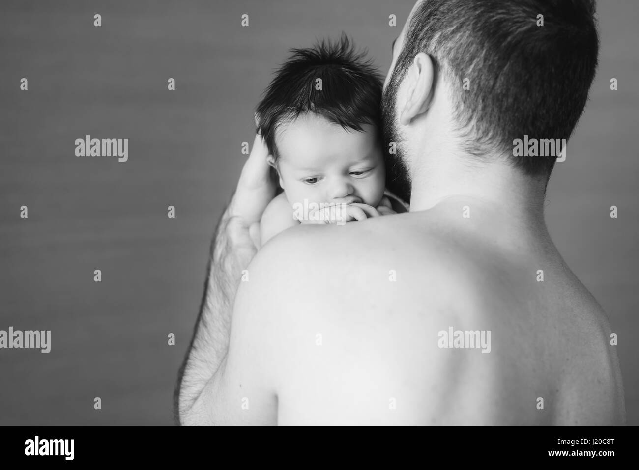 Y El Papa Del Bebe Recien Nacido Baby Boy Llorando En El Hombro De Su Padre Fotografia En Blanco Y Negro Fotografia De Stock Alamy Y El Papa Del Bebe Recien Nacido Baby Boy Llorando En El Hombro De Su Padre Fotografia En Blanco Y Negro Fotografia De Stock Alamy