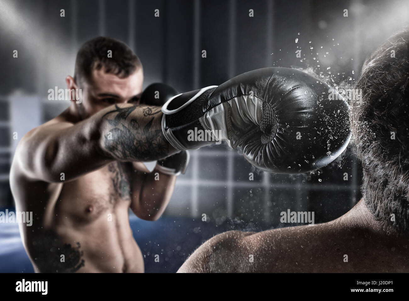Boxer en un boxe competencia golpea a su oponente Foto de stock