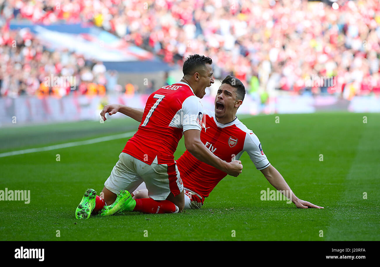 Alexis Sanchez del Arsenal celebra marcando su segundo gol del lateral del  juego con el Arsenal es Gabriel Paulista durante los Emiratos FA Cup  Semi-final en el estadio de Wembley, Londres Fotografía