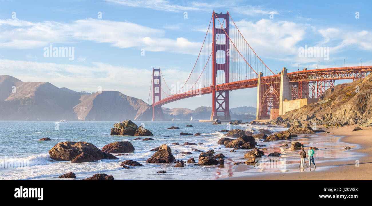 Classic vista panorámica del famoso Golden Gate Bridge visto desde la pintoresca playa de Baker en la hermosa luz del atardecer dorado al atardecer, San Francisco, EE.UU. Foto de stock