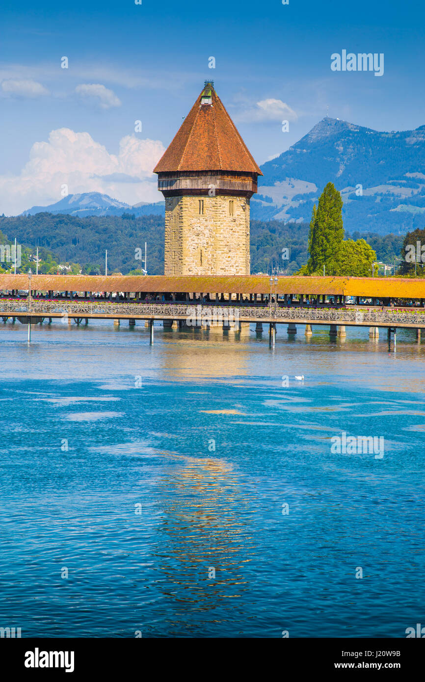Centro histórico de la ciudad de Lucerna, con el famoso Puente de la capilla, símbolo de la ciudad y uno de los principales atractivos turísticos de Suiza, en verano Foto de stock