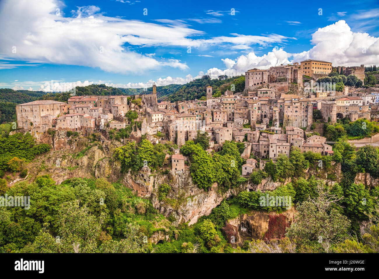 Classic vista panorámica de la ciudad antigua de Sorano en un hermoso día soleado con el cielo azul y las nubes en verano, en la provincia de Grosseto, en la Toscana, Italia Foto de stock