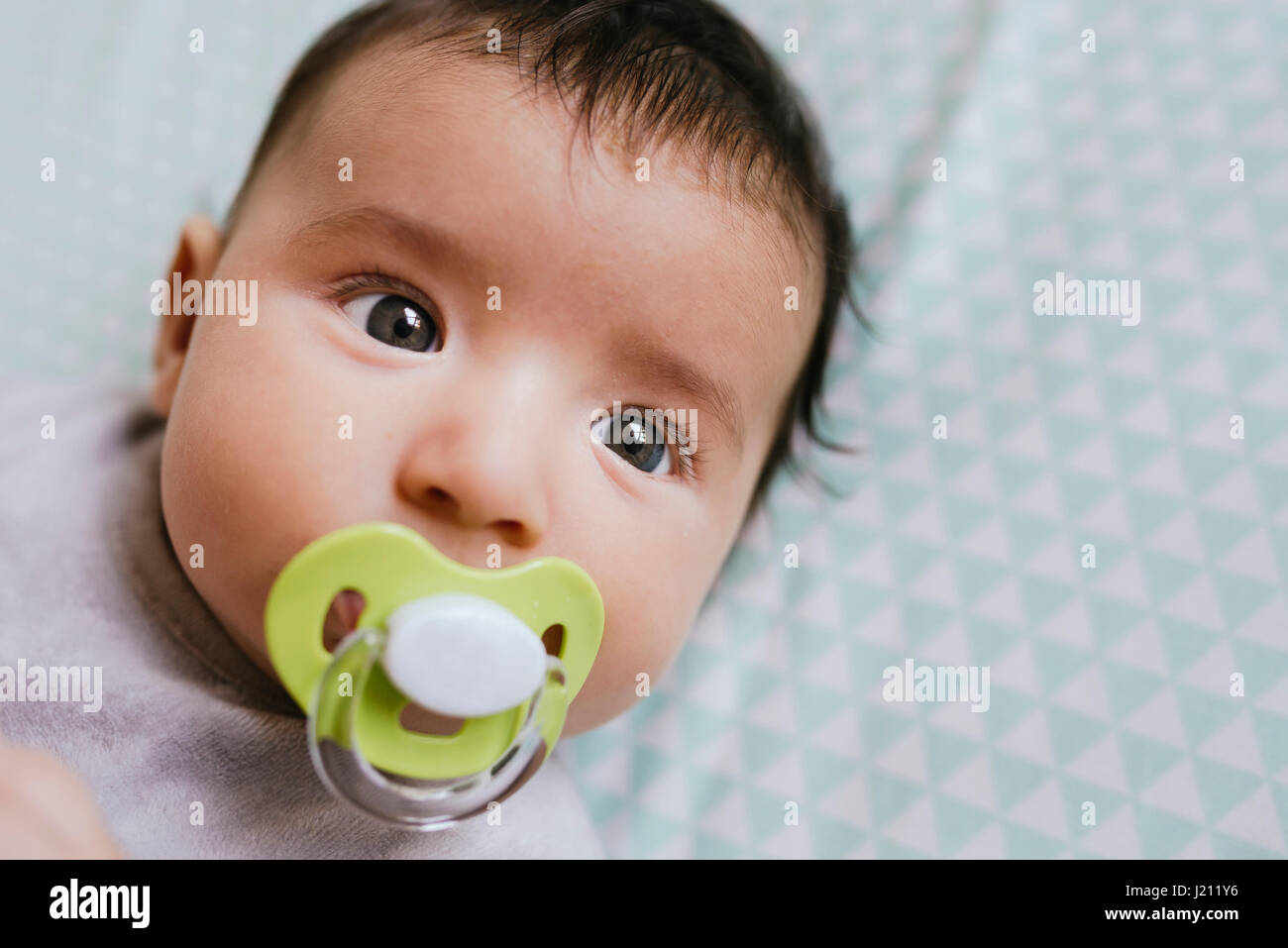 Bebé chupando chupete fotografías e imágenes de alta resolución - Alamy