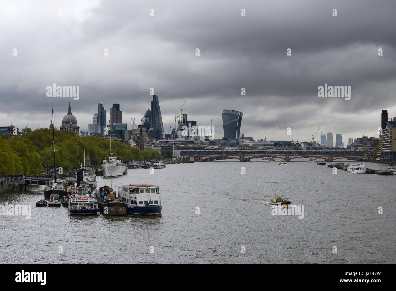 Nubarrones sobre el distrito financiero de Londres. Foto de stock