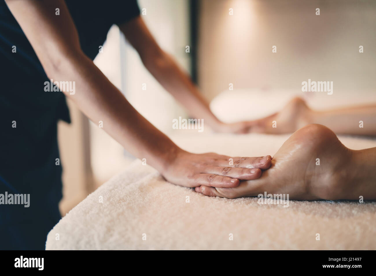 Pie y único masaje terapéutico en el tratamiento de relax en SPA Foto de stock