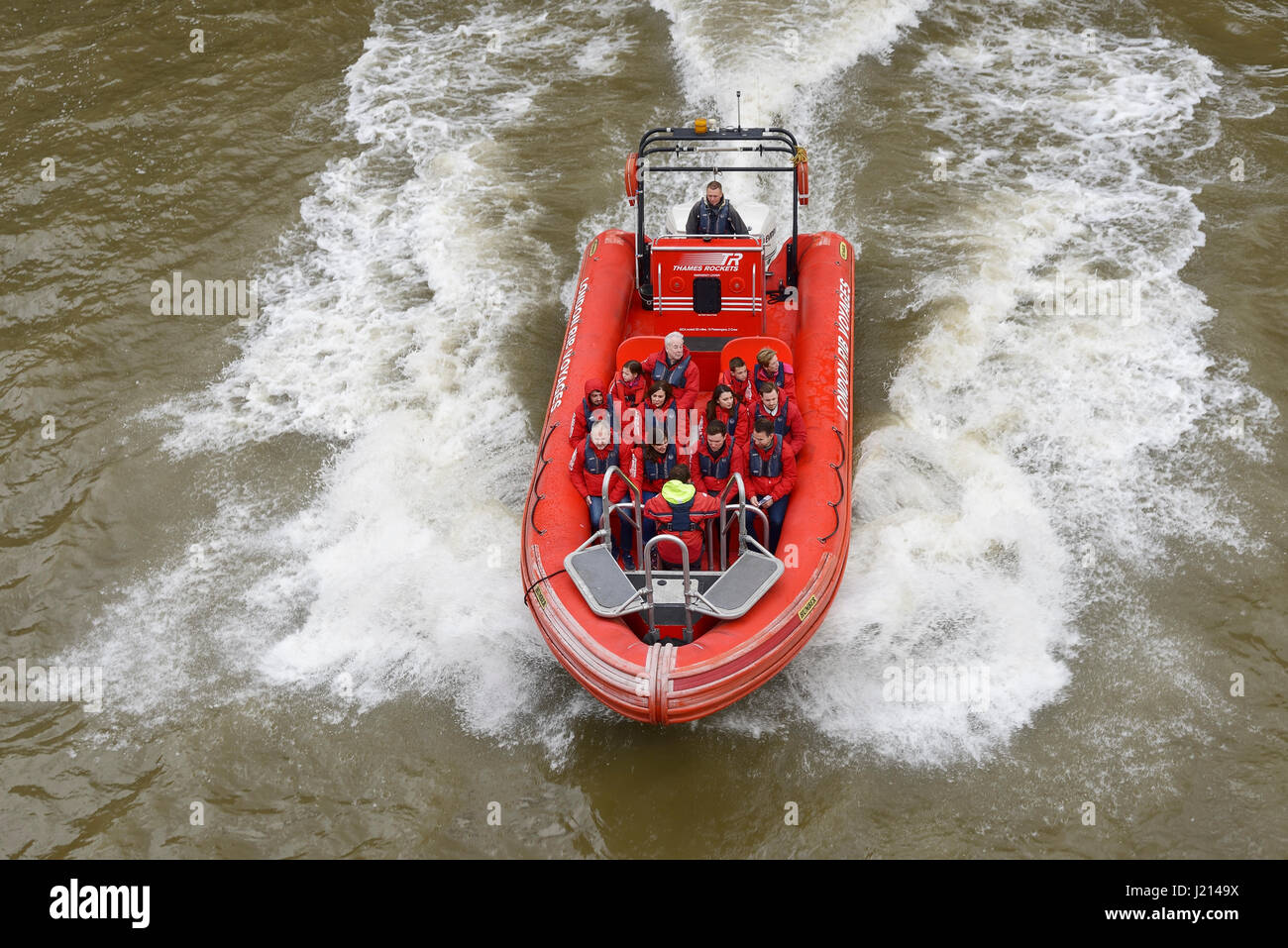 Los turistas en un tour de costilla de alta velocidad a lo largo del río Támesis, Londres, Reino Unido Foto de stock