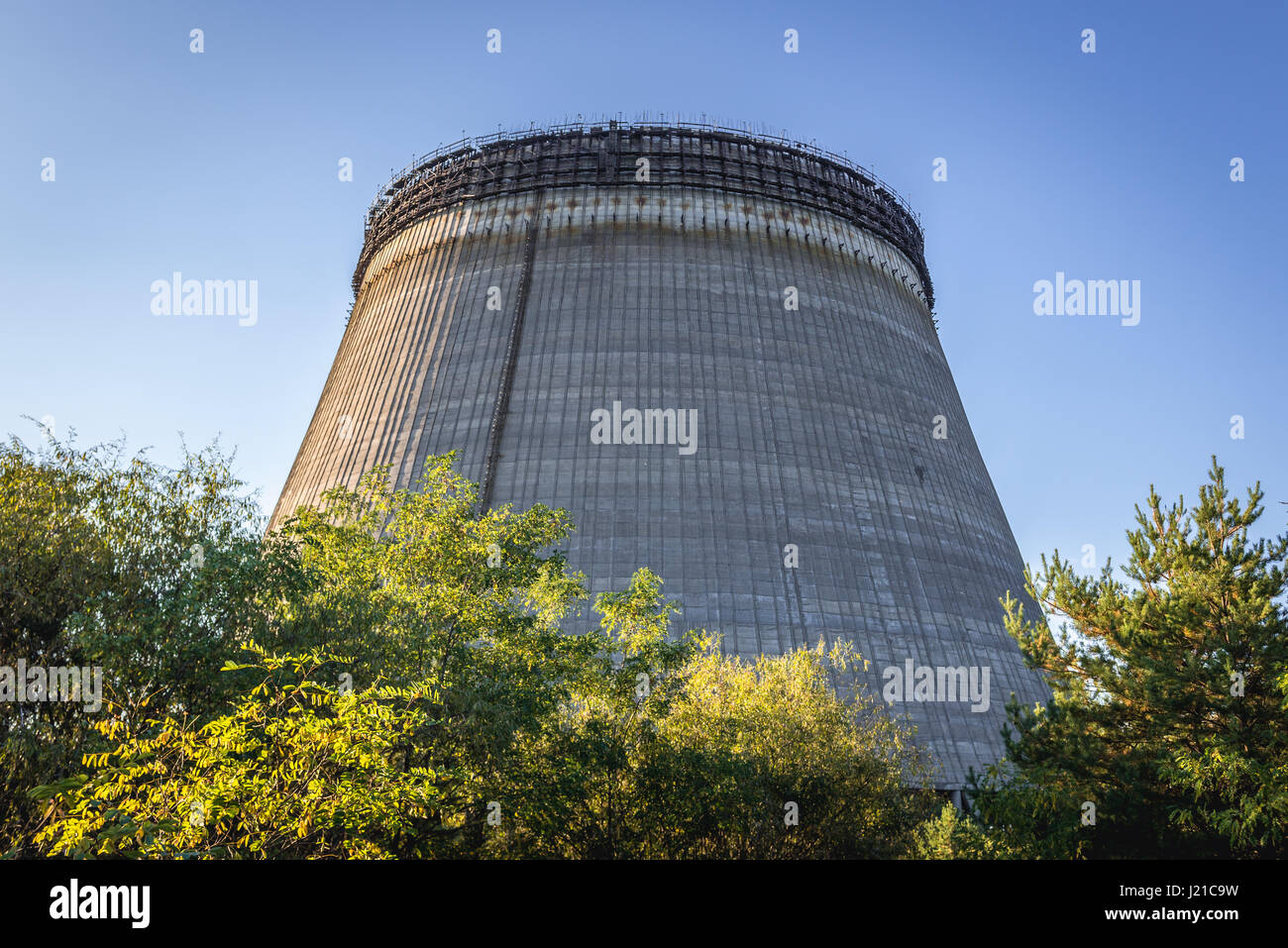 Torre de refrigeración de la central nuclear de Chernobyl en la zona de alienación en torno a la catástrofe del reactor nuclear en Ucrania Foto de stock