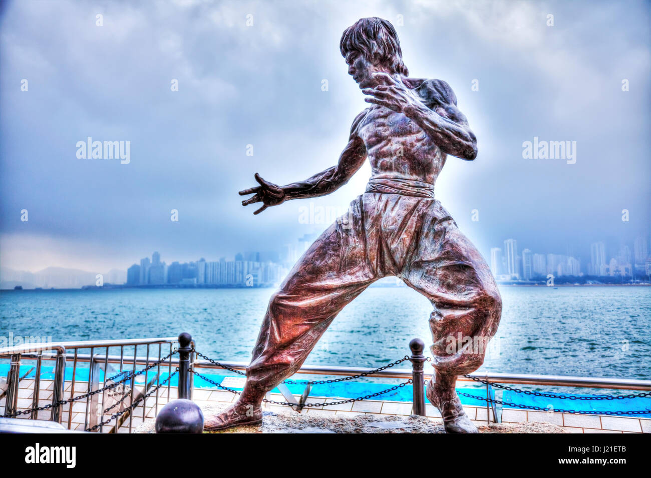 Estatua de Bruce Lee en Hong Kong estatua del famoso actor Bruce Lee en la Avenida de las estrellas en Hong Kong Kowloon China Asia Asia Actor Foto de stock
