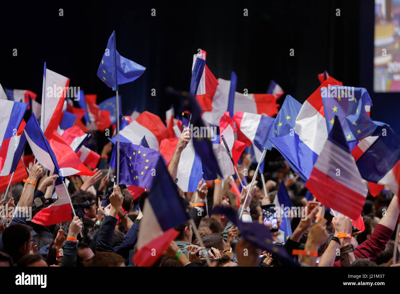 Marcon partidarios ola francesa y banderas de la UE mientras espera que las mesas para cerrar. Los partidarios de Emmanuel Macron, el candidato presidencial del partido social liberal en Marche! Celebrar las encuestas de salida, que lo ven en primer lugar, por delante de Marine Le Pen, del Frente Nacional en la primera ronda de las elecciones presidenciales francesas. Foto: Cronos/Michael Debets Foto de stock