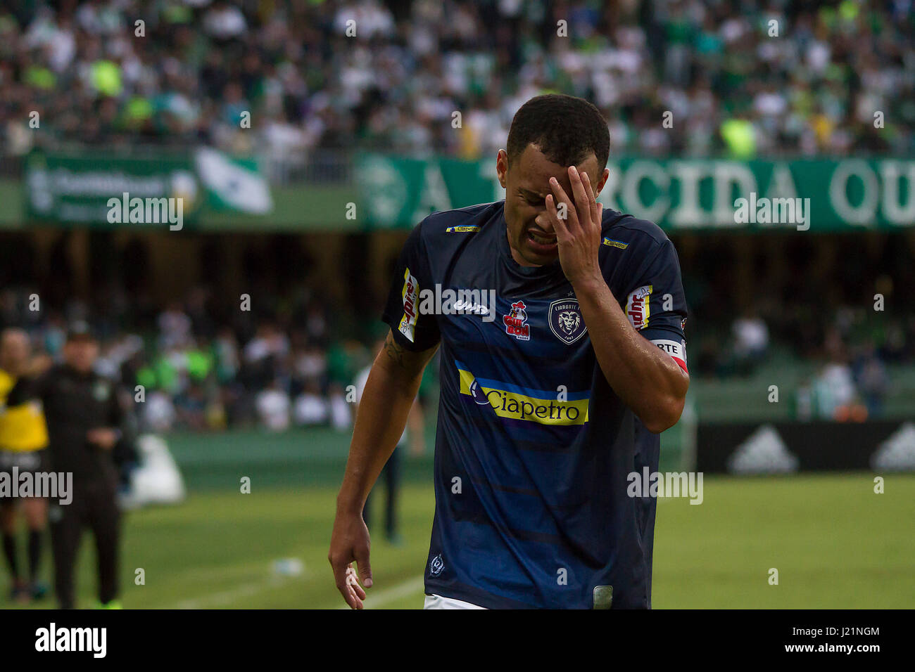 Curitiba, Brasil. 23 abr, 2017. Leo Gago&#3Cianorte rte lamenta de Coritiba x Cianorte, comenzando alrededor de las semifinales de la Paranaense Cionship 20172017 celebró en el Estádio Couto Pereira en Curitiba, PR. Crédito: Guilherme Artigas/FotoArena/Alamy Live News Foto de stock