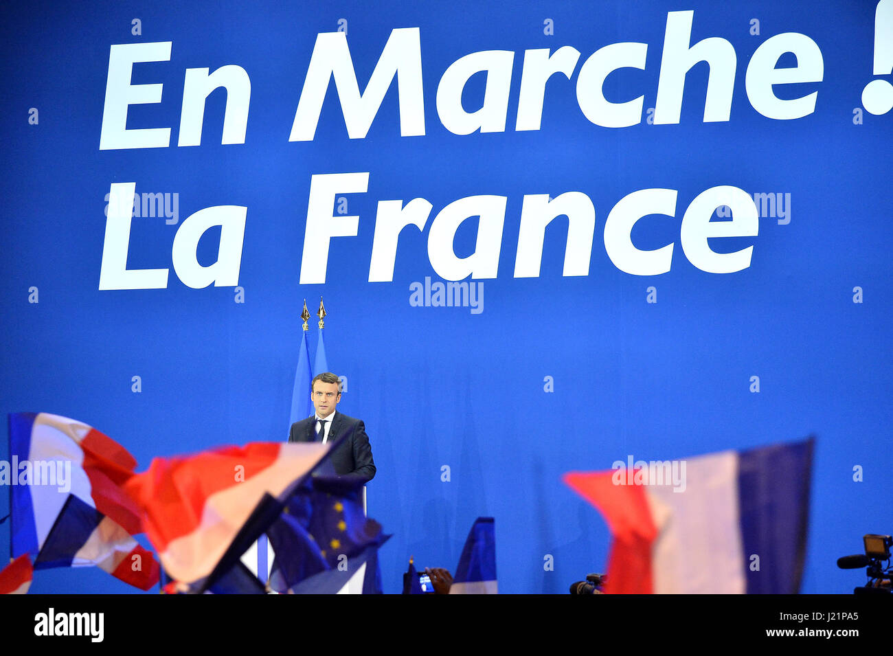 París, Francia. 23 de abril, 2017. Emmanuel Macron, candidato presidencial por el francés en movimiento (En Marche) de pronuncia un discurso en un mitin después de la primera de la