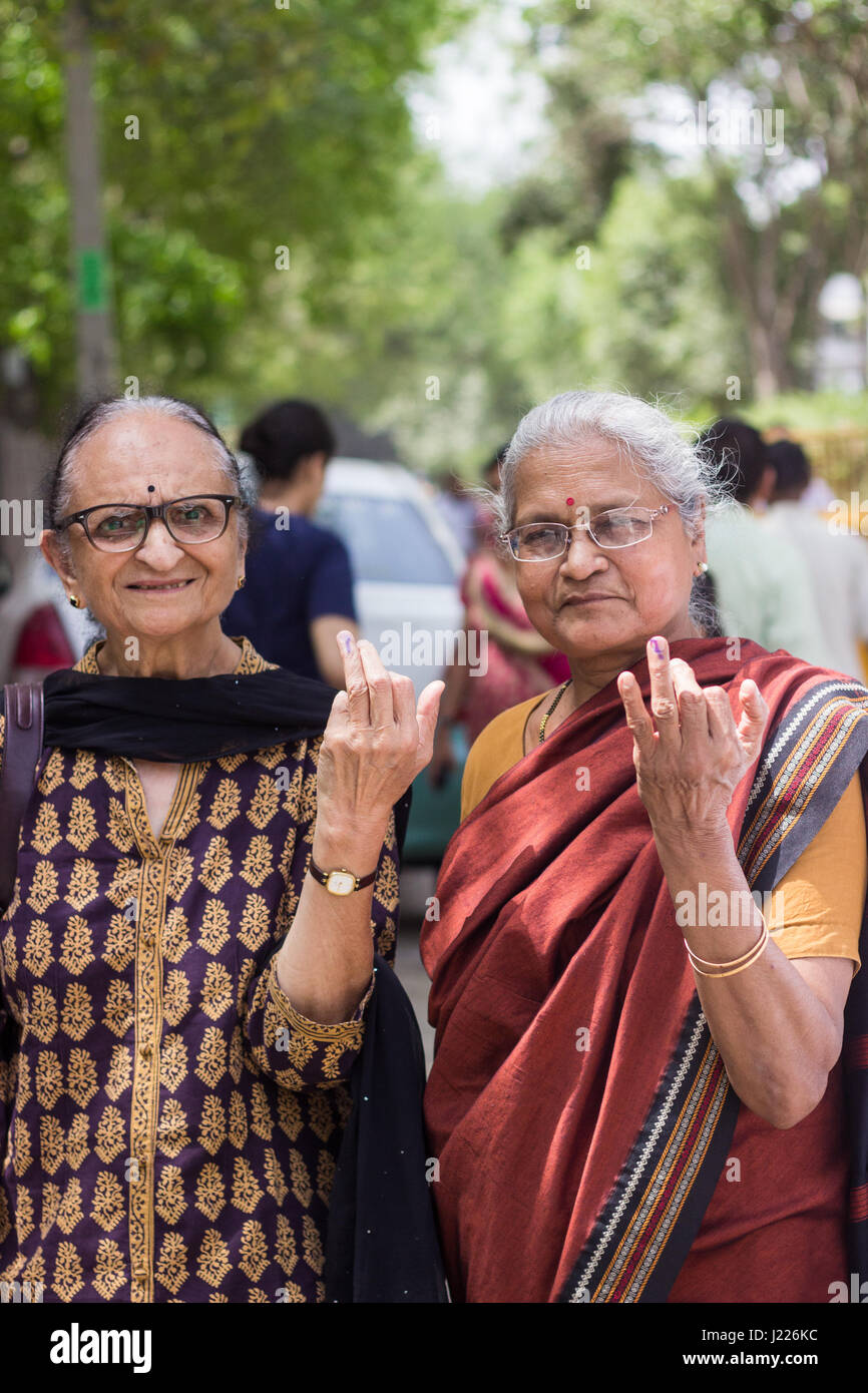 Nueva Delhi - Abril 23, 2017: Nueva Delhi, las elecciones de 2017, las mujeres muestran su dedo índice manchado de tinta después de emitir sus votos para las elecciones de 2017, el MCD. Foto de stock