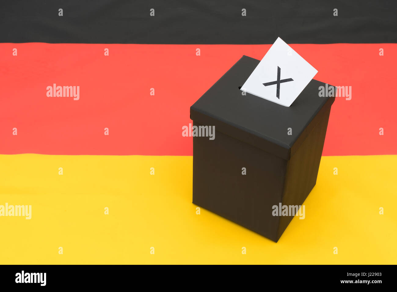 Blak urna establecida contra la bandera alemana - metáfora visual de alemán general/ las elecciones federales de 2017, la política alemana y la democracia alemana. Foto de stock