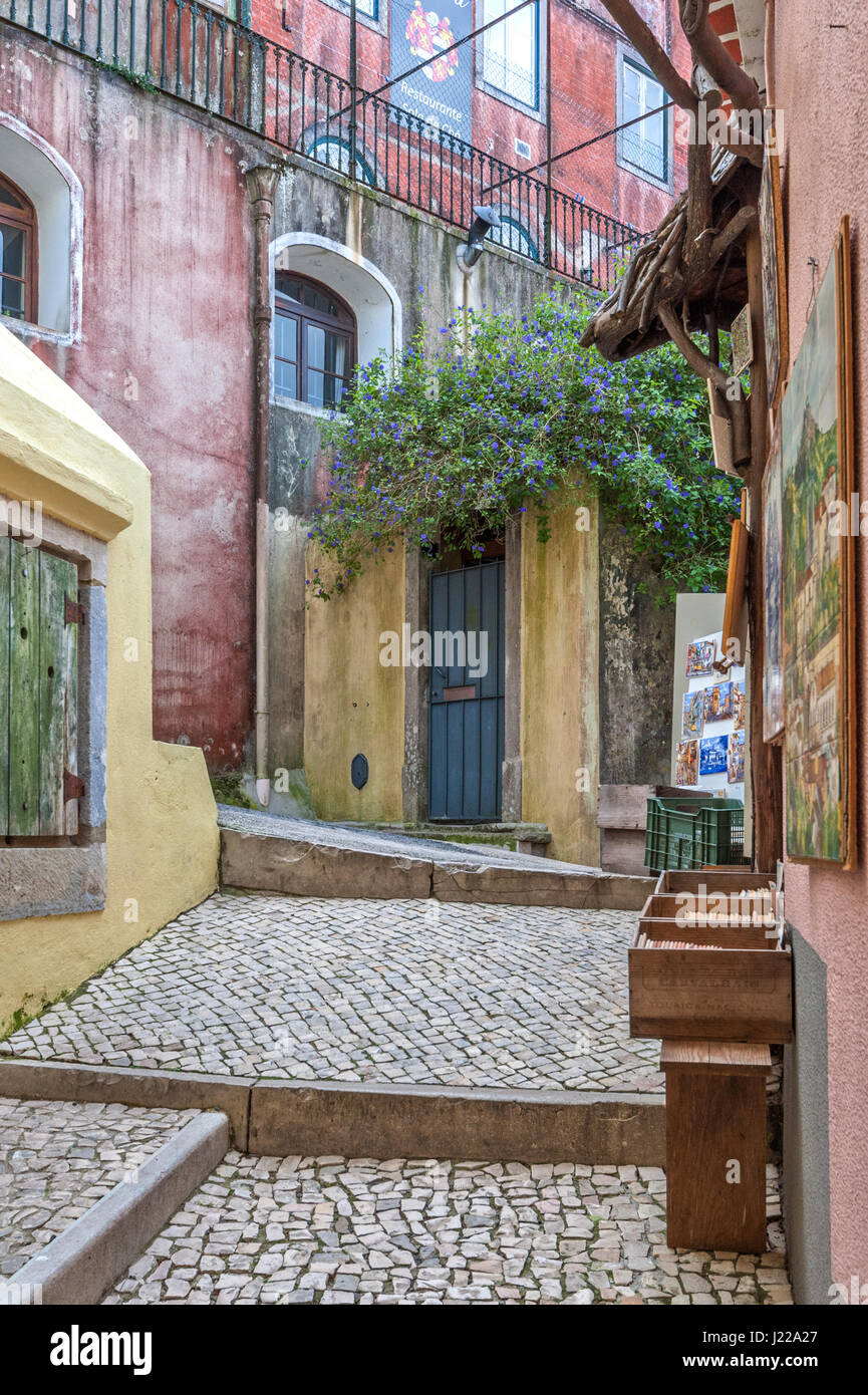 Colorido callejón en Sintra, Portugal Foto de stock