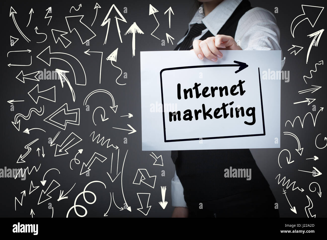 Tecnología, internet, negocios y mercadeo. Empresa joven mujer escribir word:Internet marketing Foto de stock