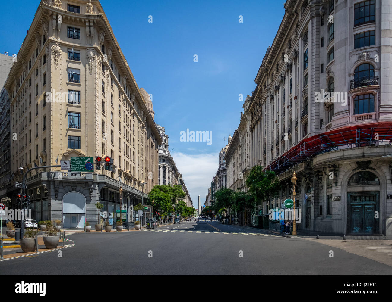 El centro de Buenos Aires Diagonal Norte calle con el Obelisco como fondo - Buenos Aires, Argentina Foto de stock