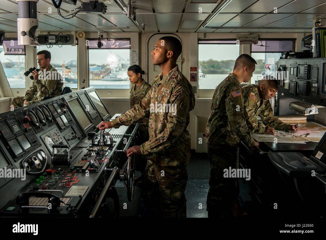 Una tripulación de Reserva del Ejército de Estados Unidos los operadores de embarcaciones con la 949ª Compañía de transporte plantean en el puente de un buque del Ejército por una serie de retratos que representan sus especialidades de ocupación militar a bordo de un buque de apoyo logístico en Baltimore, Maryland, en abril 7-8, 2017. (Ee.Uu. Foto del ejército de reserva por el Sargento Primero. Michel Sauret) Foto de stock