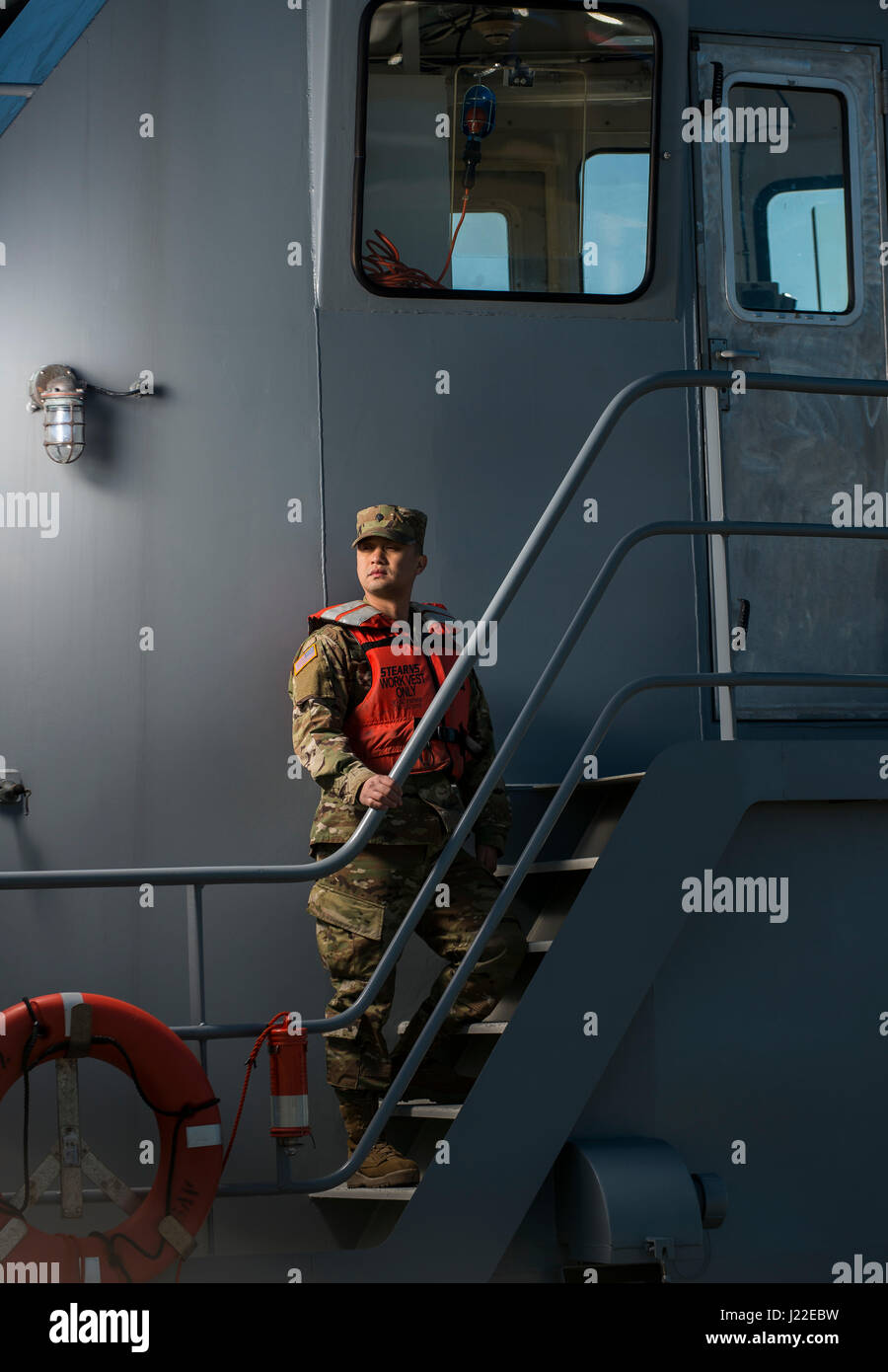 Spc. Huy Dinh, una Reserva del Ejército de EE.UU. Operador de embarcaciones soldado con la 949ª Compañía de transporte, plantea en un buque del Ejército por una serie de retratos que representan su ocupación militar especialidad en Baltimore, Maryland, en abril 7-8, 2017. (Ee.Uu. Foto del ejército de reserva por el Sargento Primero. Michel Sauret) Foto de stock