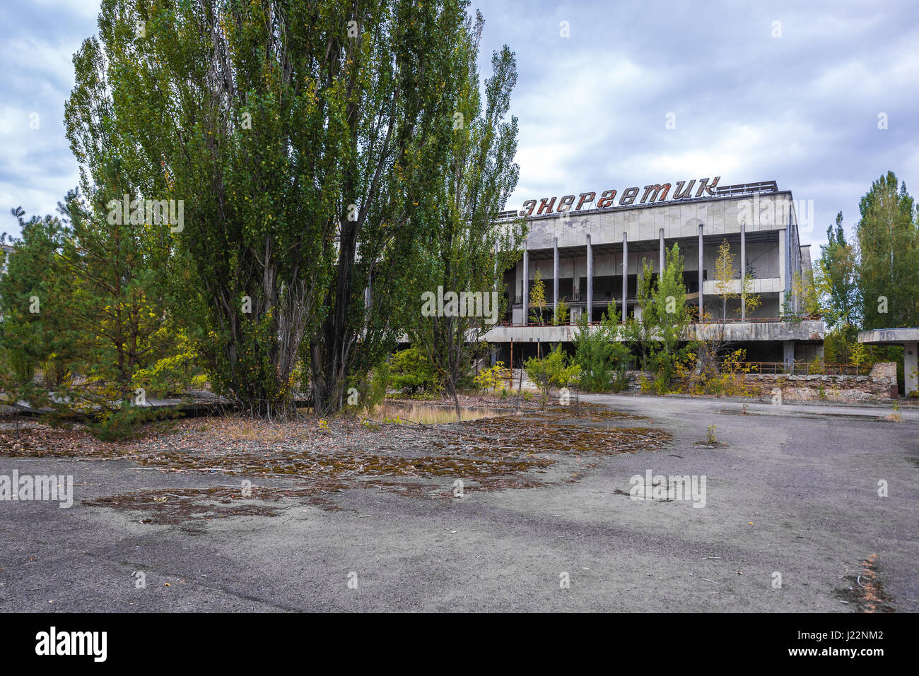 Palacio de la cultura Energetik en Pripyat ciudad fantasma de la planta de energía nuclear de Chernobyl, zona de alienación alrededor del reactor nuclear en Ucrania ante desastres Foto de stock