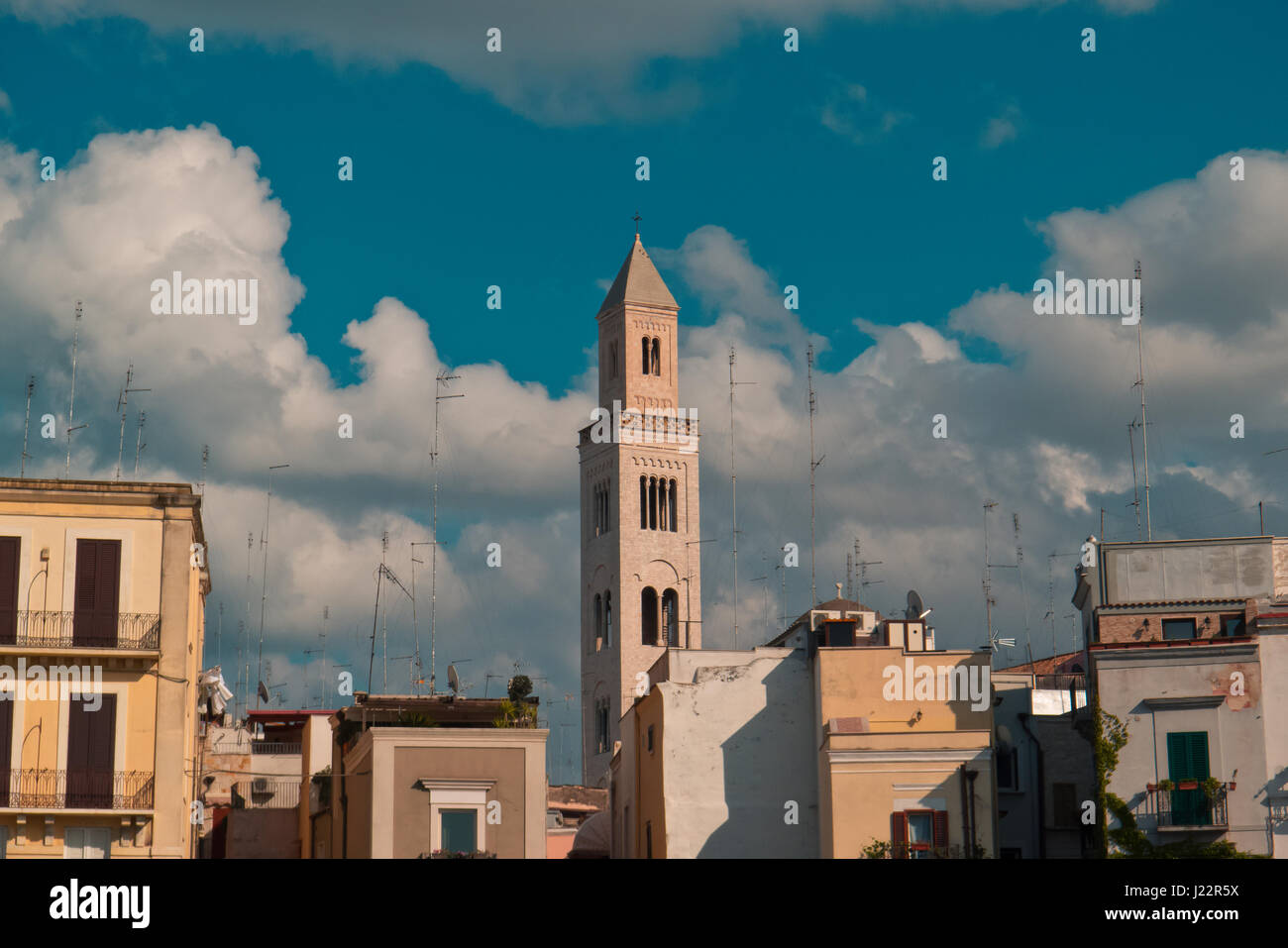 Bari cityscaoe con el campanario de la iglesia de San Nicolás. Foto de stock