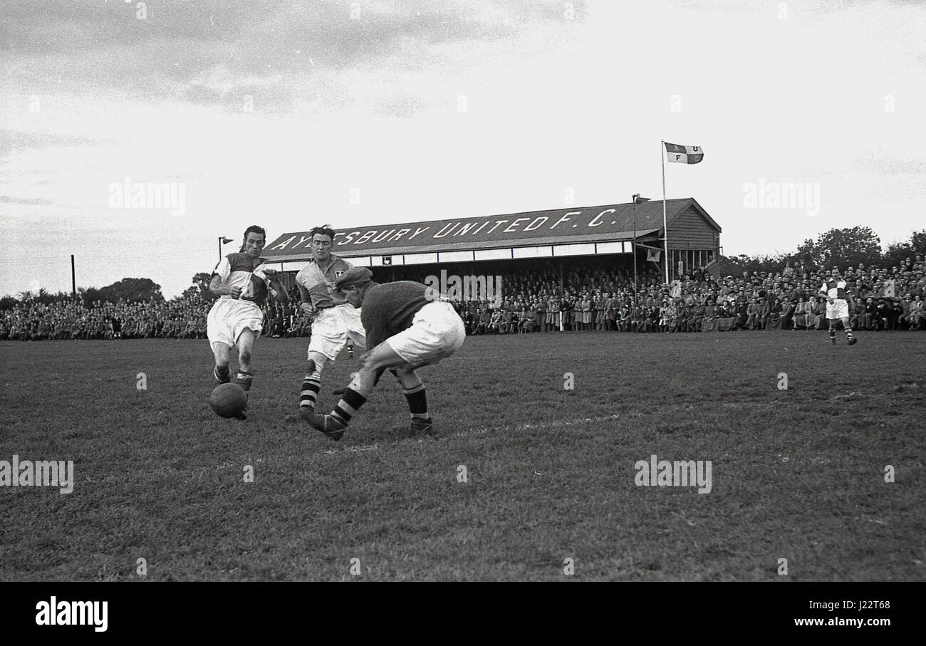 1950, Inglaterra, un partido de fútbol en Aylesbury Naciones F.C, un club aficionado formado en 1897. Foto de stock