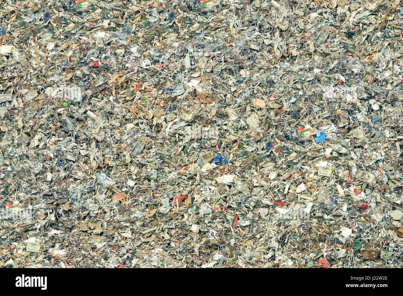 Enorme montón de vertederos de basura en descomposición - no hay marcas visibles Foto de stock