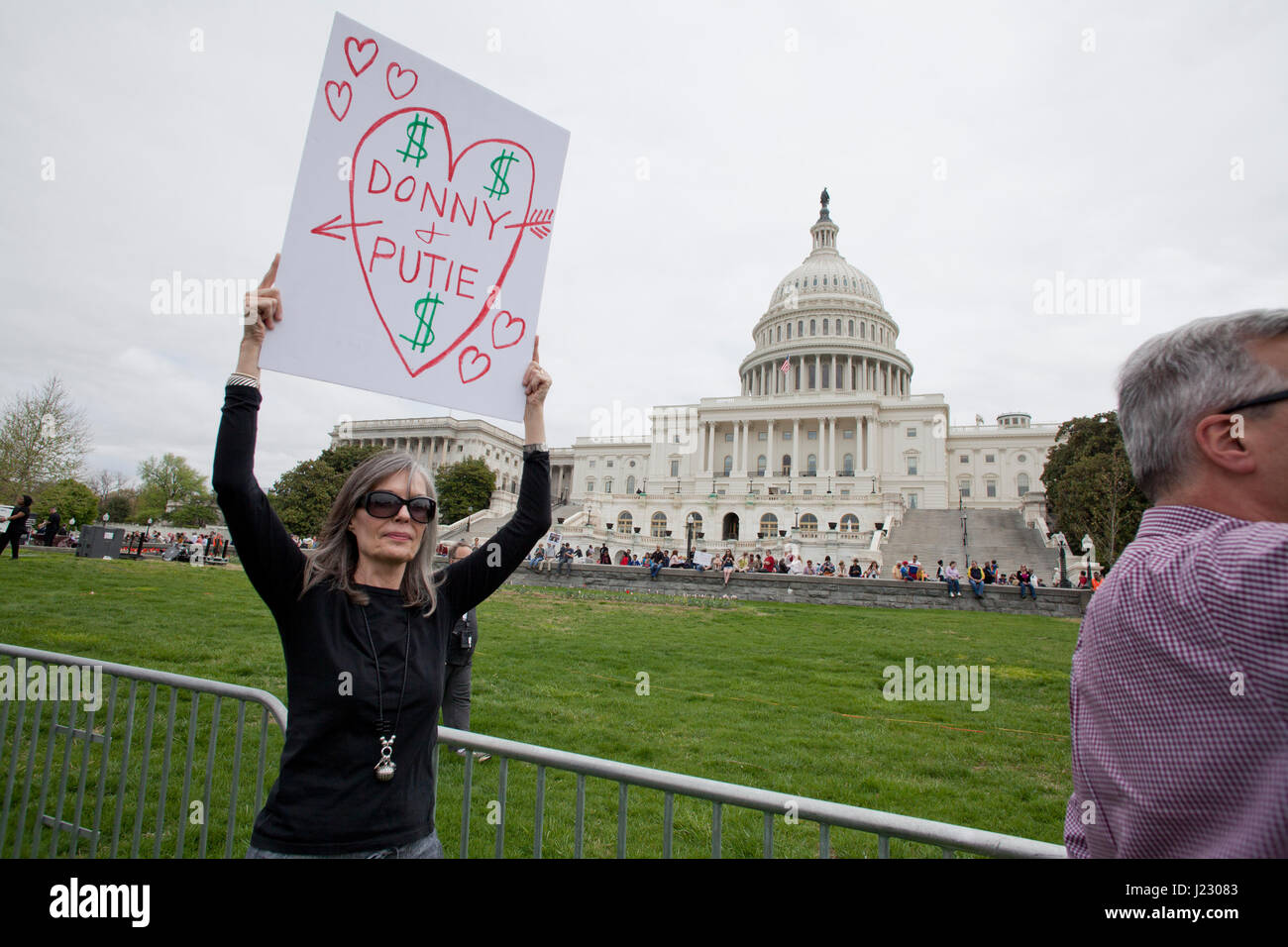 Anti-Trump manifestantes en el edificio del Capitolio de los Estados Unidos durante TaxMarch - Washington, DC, EE.UU. Foto de stock