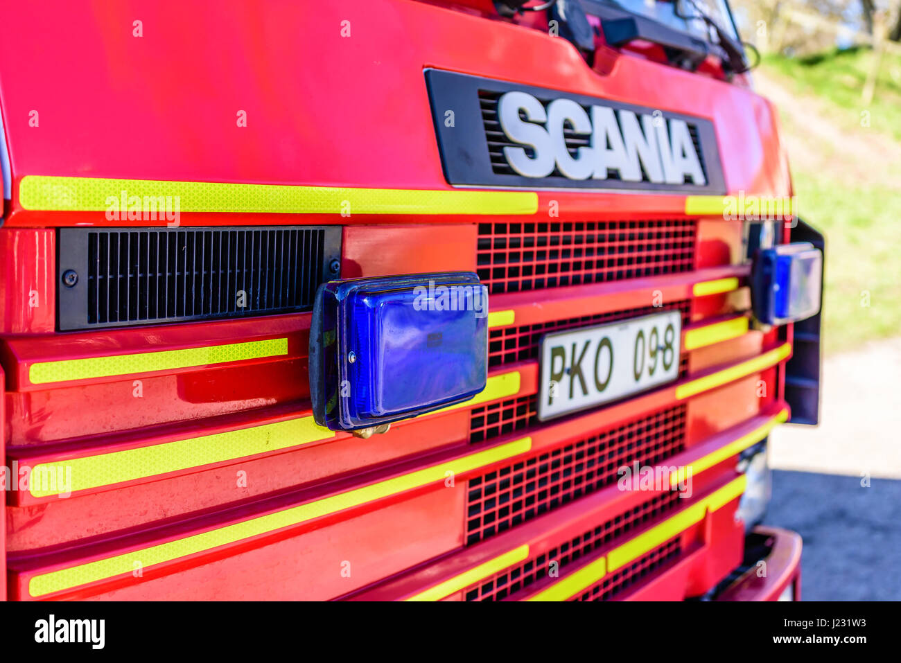 Brakne Hoby, Suecia - 22 de abril de 2017: Documental de camión de bomberos presentación pública. Luces de emergencia de color azul en la parte delantera del camión de bomberos de Scania. Foto de stock
