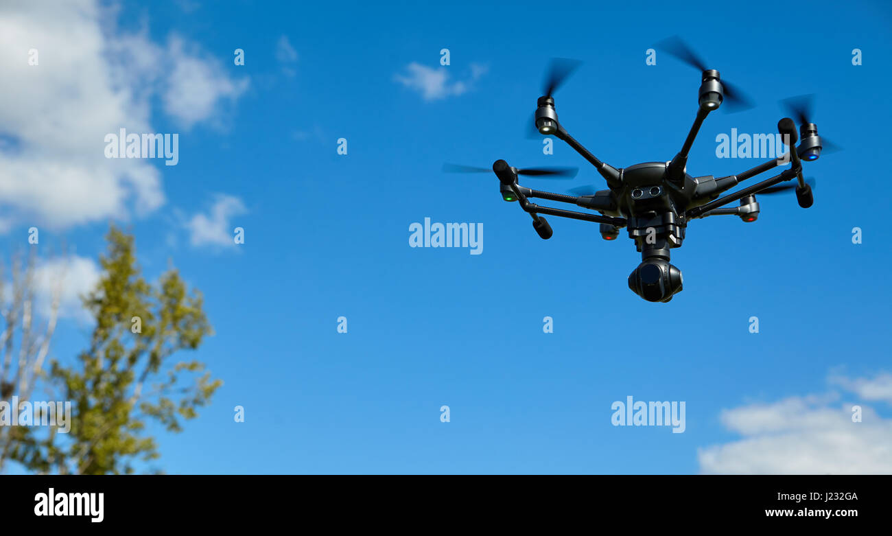 Para trabajos industriales Drone volando en el cielo. Foto de stock