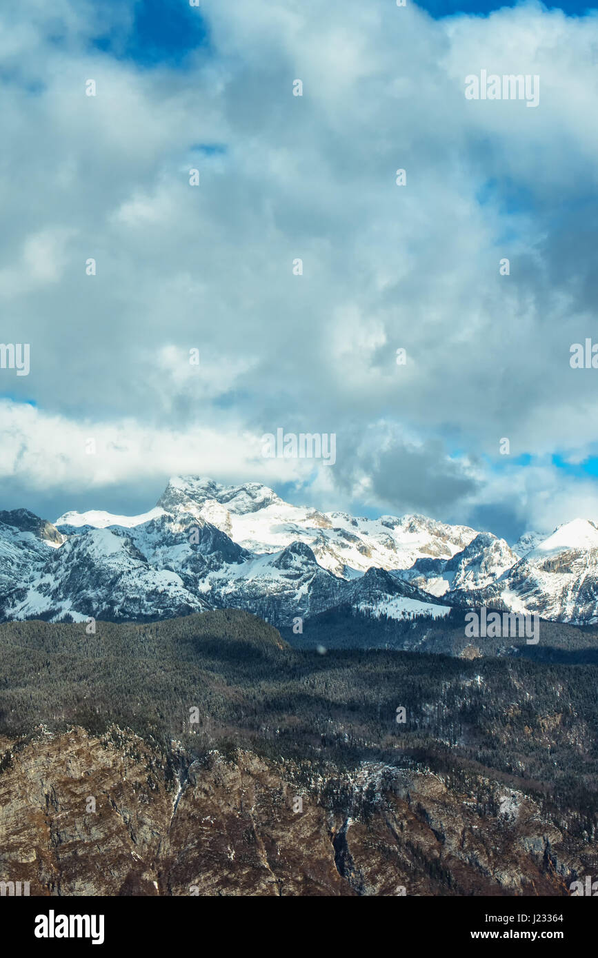 Hermoso paisaje de montaña Triglav en los soleados días de invierno con nubes. Foto de stock